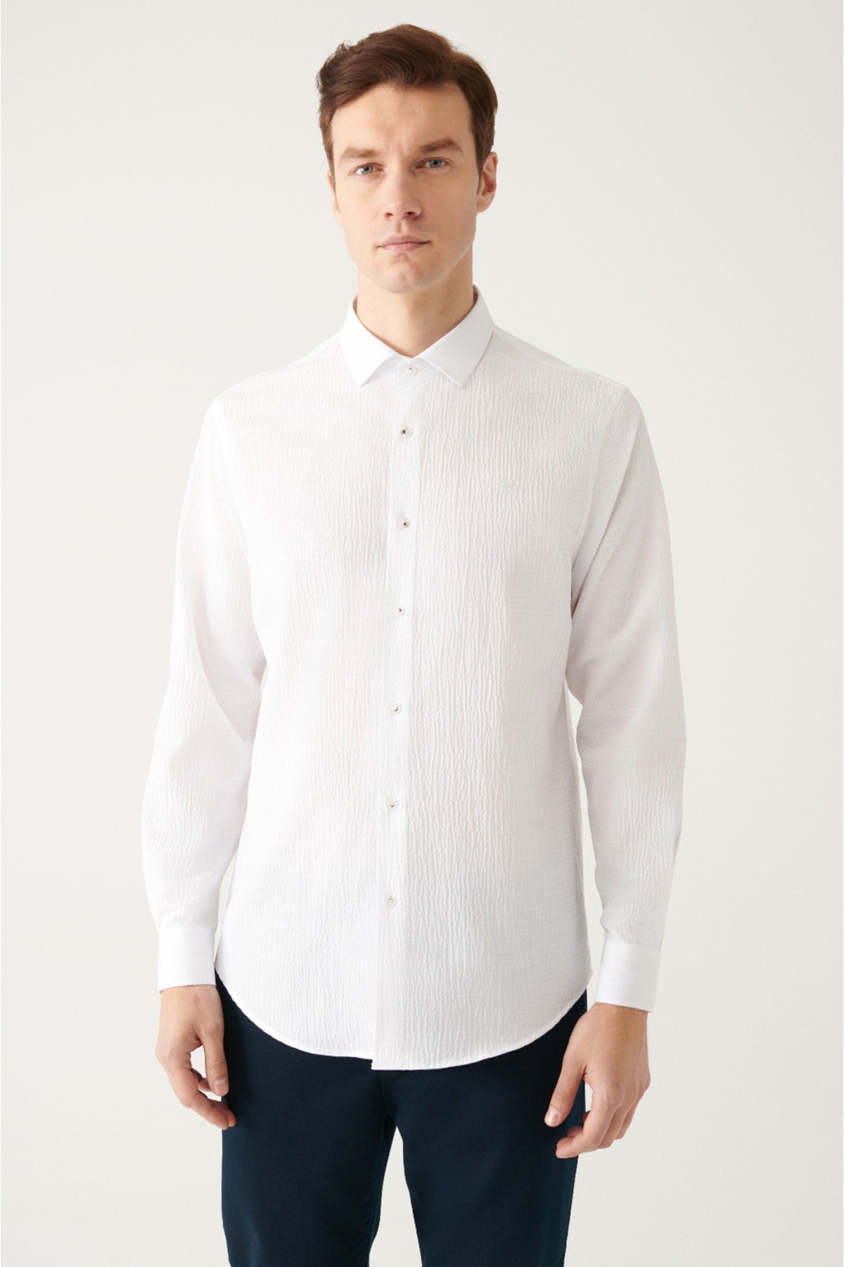 Erkek Beyaz Klasik Yaka Gofreli Pamuklu Slim Fit Gömlek E002068