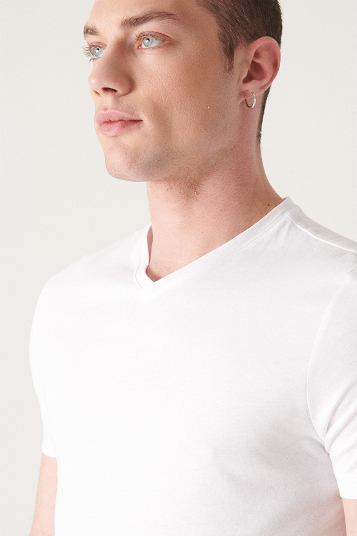 Men's White V-Neck Basic T-Shirt E001001