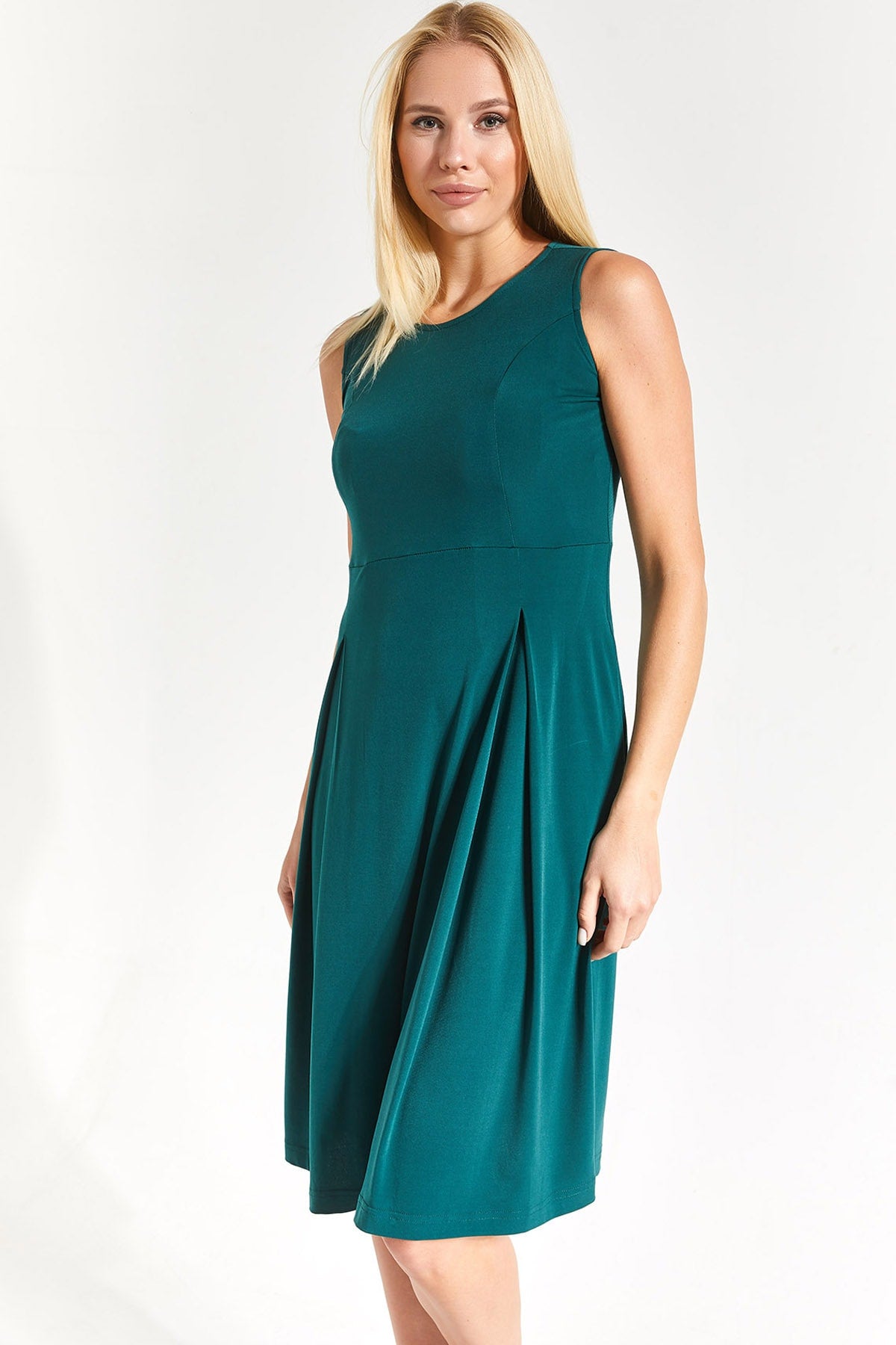 Female emerald sleeveless midi size dress