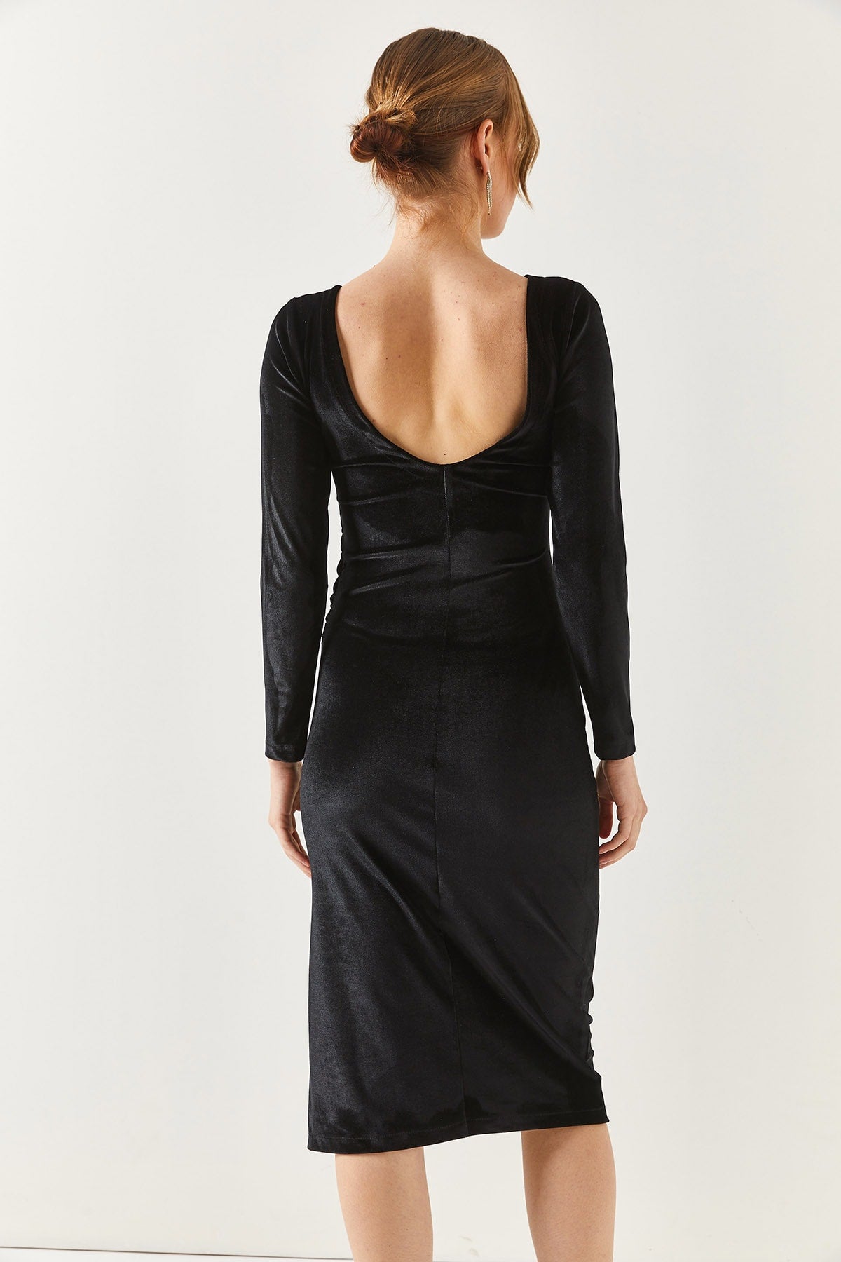 Woman as well as slitted shirred back low -cut velvet dress